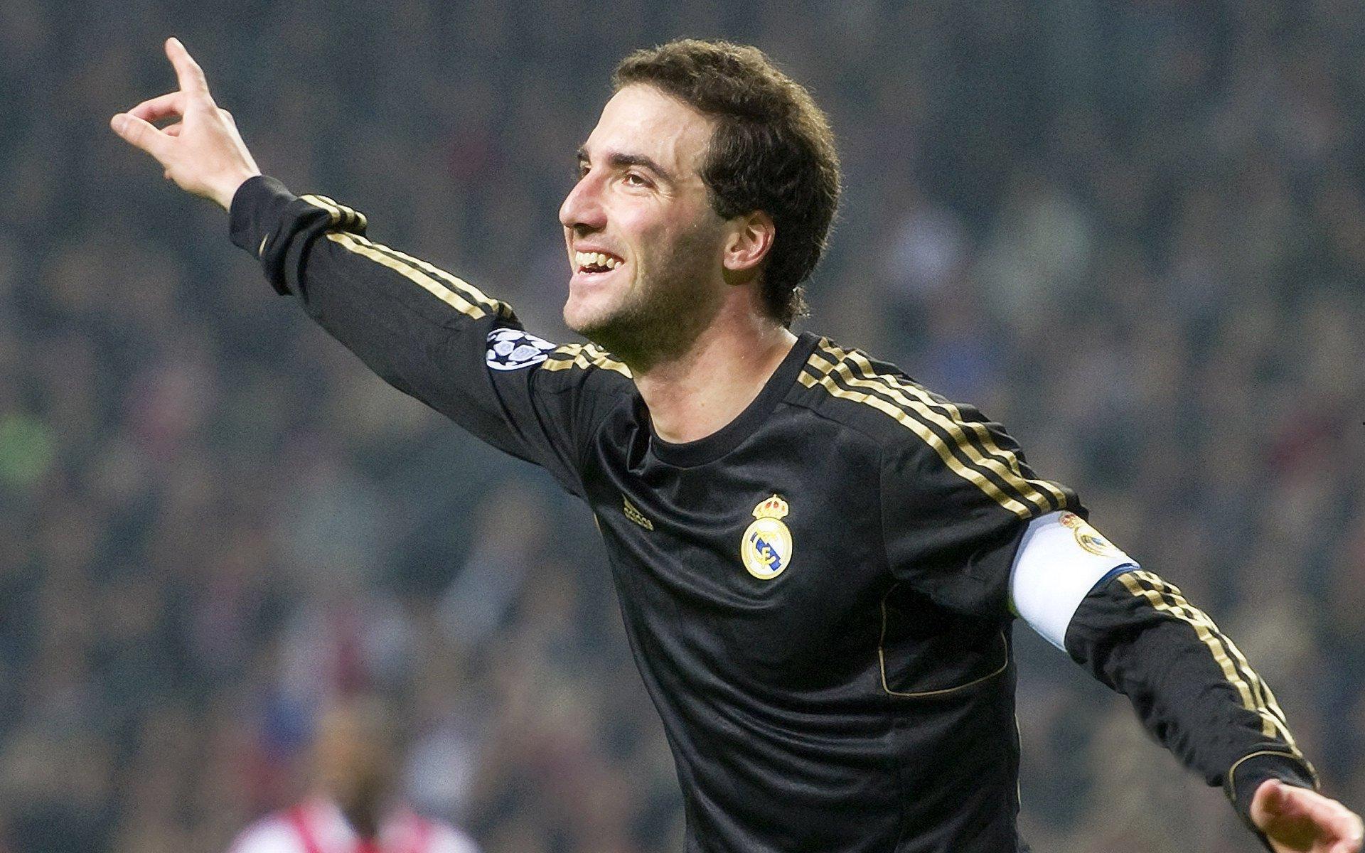 铁汉柔情!深圳主帅赛后洒泪,爱子重病坚守赛场,愧对家人引全网动容